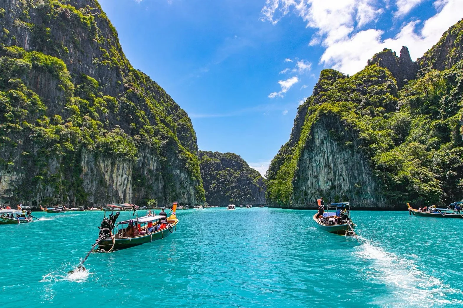 เรือหางยาวในลากูนน้ำเทอร์ควอยซ์ที่เกาะพีพี ทะเลอันดามัน