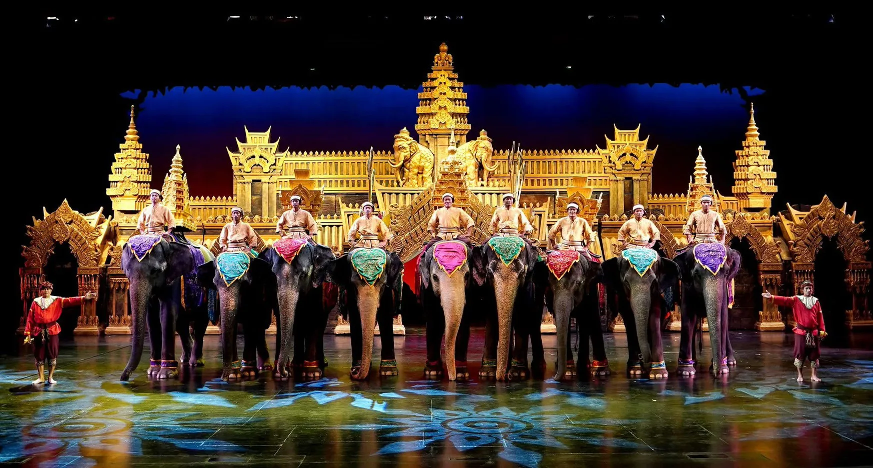โชว์วัฒนธรรมไทยบนเวทีพร้อมปราสาททองและขบวนช้างแต่งตัว